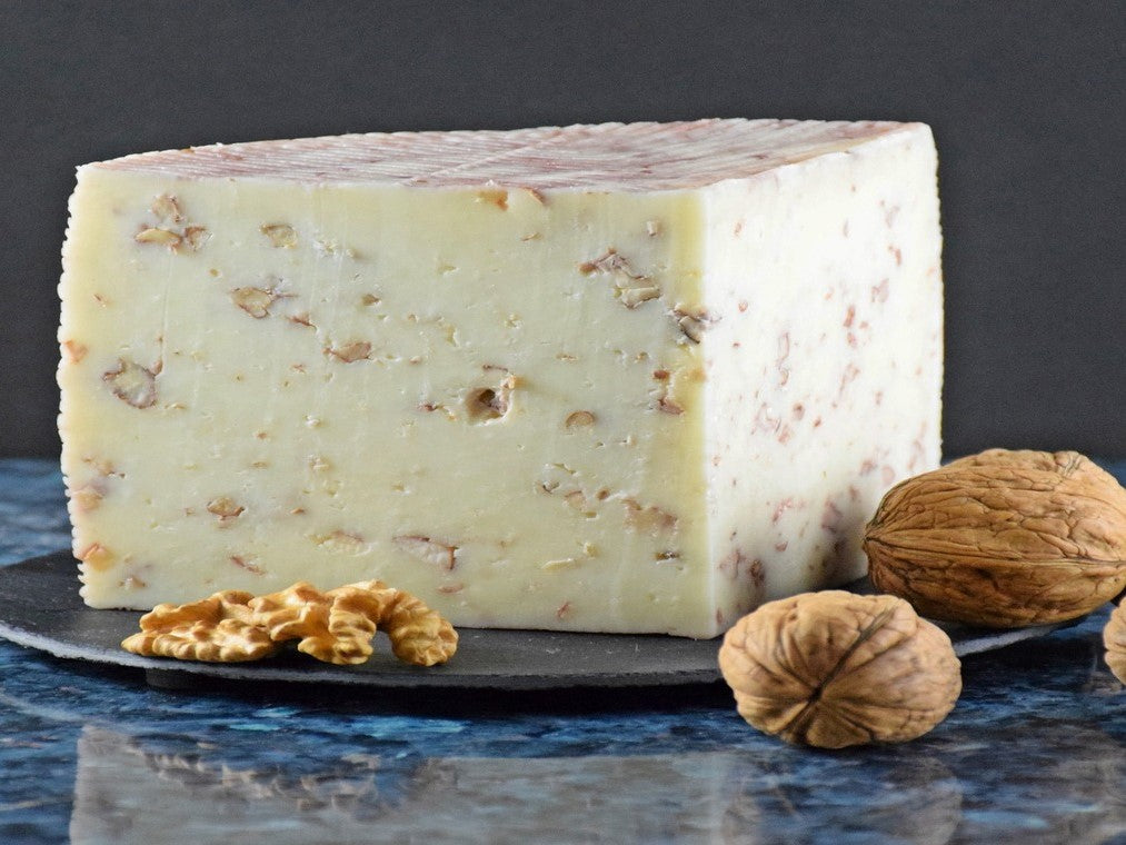 Queso tierno de oveja con nueces (18,90€/kg)